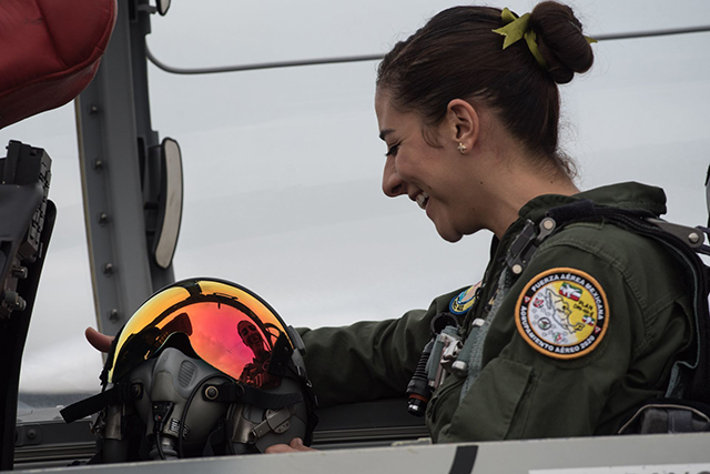 Las dos pilotos conformaron la primera tripulación femenina en un avión durante el desfile militar del 16 de septiembre