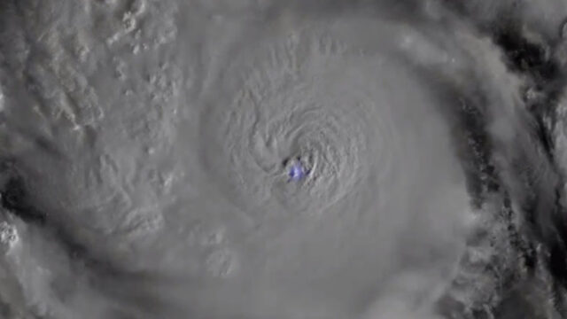 El huracán Delta es el más fuerte que azota Cancún en los últimos 15 años y así de poderoso y temible luce desde el espacio