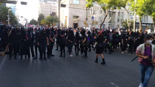 En la marcha feminista por el 25 de noviembre, se dio un enfrentamiento entre algunos grupos de mujeres y policías de la CDMX