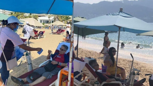 En redes sociales circula la foto de un turista que fue a Acapulco con todo y sus tanque de oxígeno, a pesar de la pandemia de COVID-19