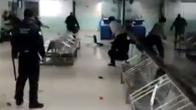 Video capturó el momento en el que dos personas agredieron al personal del Hospital Regional “Emilio Sánchez Piedras”, en Tlaxcala