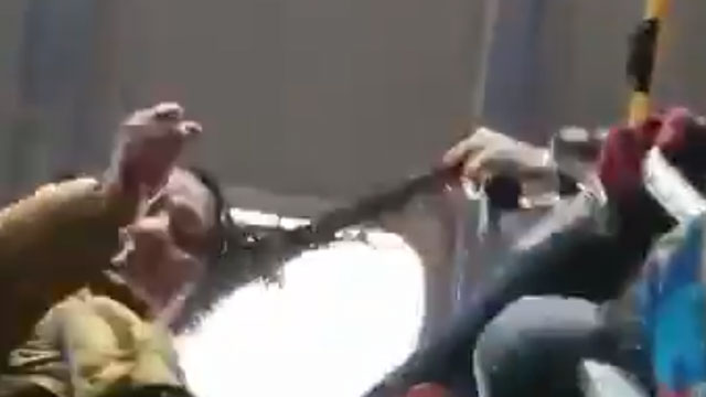 Un video en redes sociales muestra a una mujer sin cubrebocas agrediendo a otra que le recriminó no usar cubrebocas en Metepec