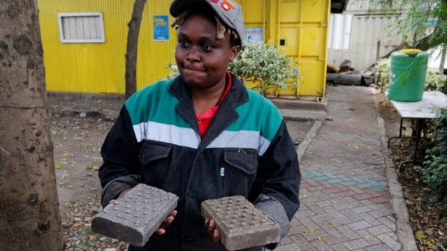 Keniana transforma plásticos en adoquines cinco veces más resistentes que el hormigón