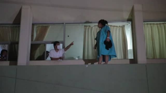 Coahuila: Mujer es rescatada en hospital, pretendía arrojarse de segundo piso [Video]