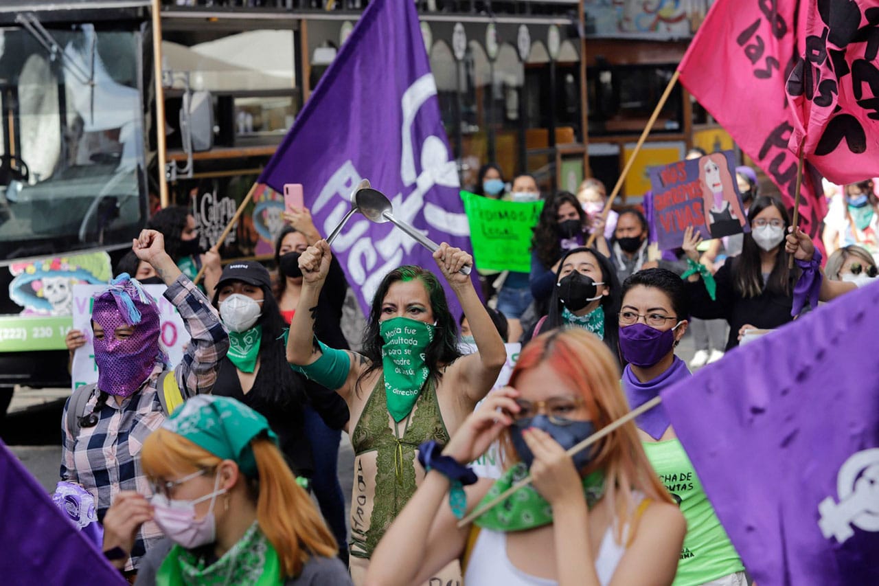 El color morado arropa la lucha feminista a nivel internacional, asimismo, el verde enmarca la lucha por el aborto