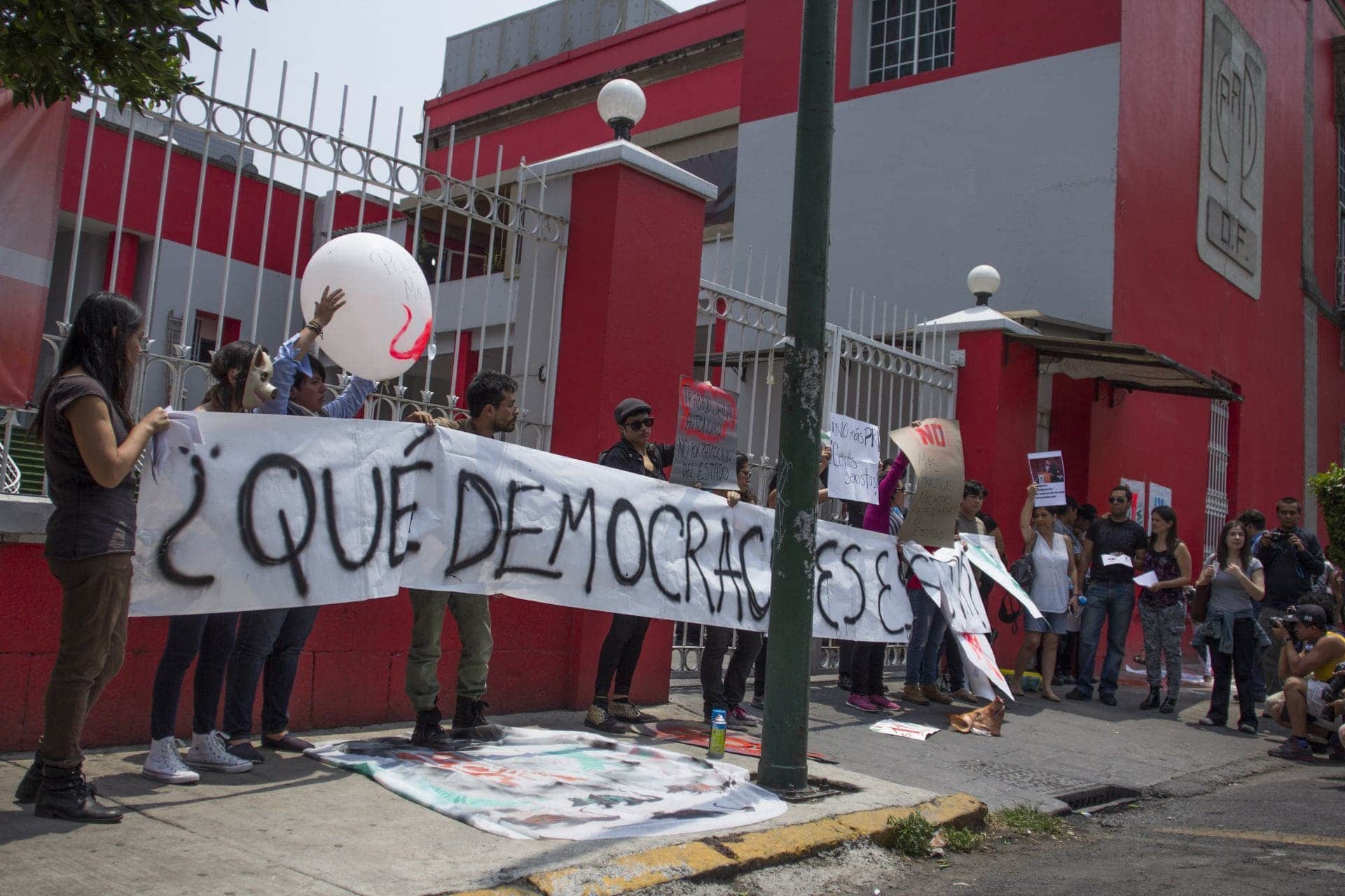 Mujeres se manifiestan afuera del PRI de la CDMX contra Cuauhtémoc Gutiérrez