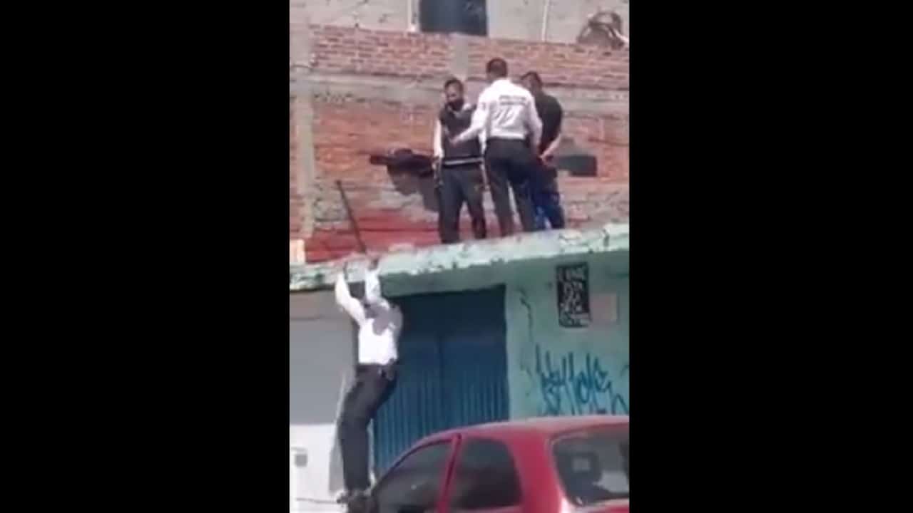 Video policía sorprende técnica bajar del techo