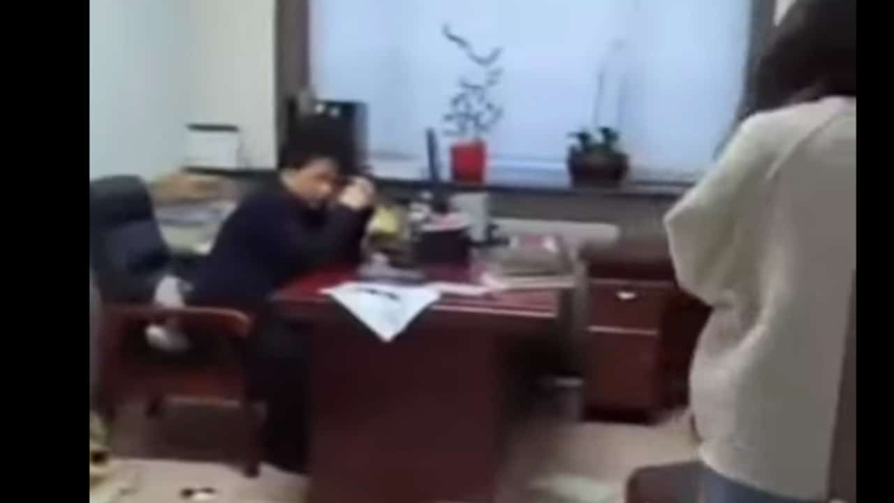 Mujer Golpea Jefe Acosaba Sexualmente China Video