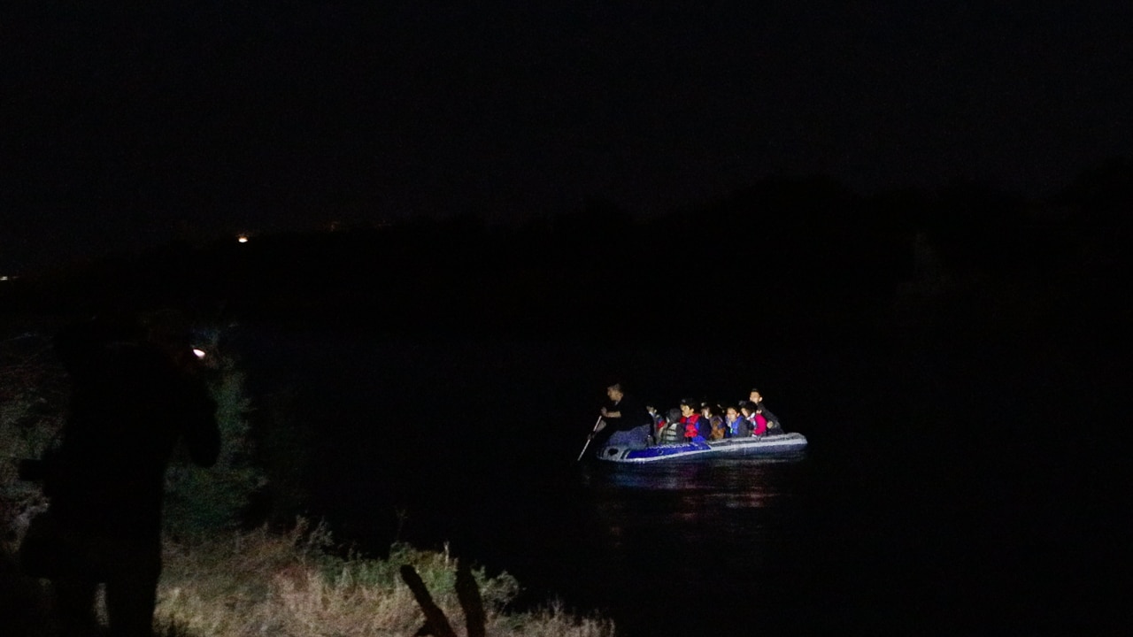 migrantes cruzan río bravo