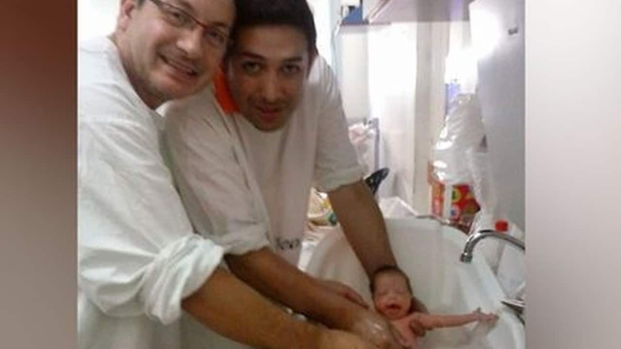 Pareja Gay Adopta Bebé VIH Argentina