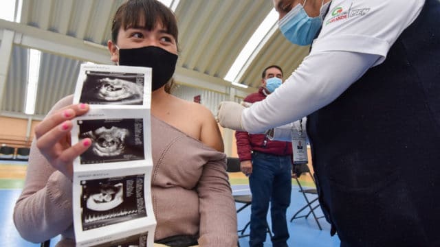 Mujeres fingen embarazo por vacuna Covid-19
