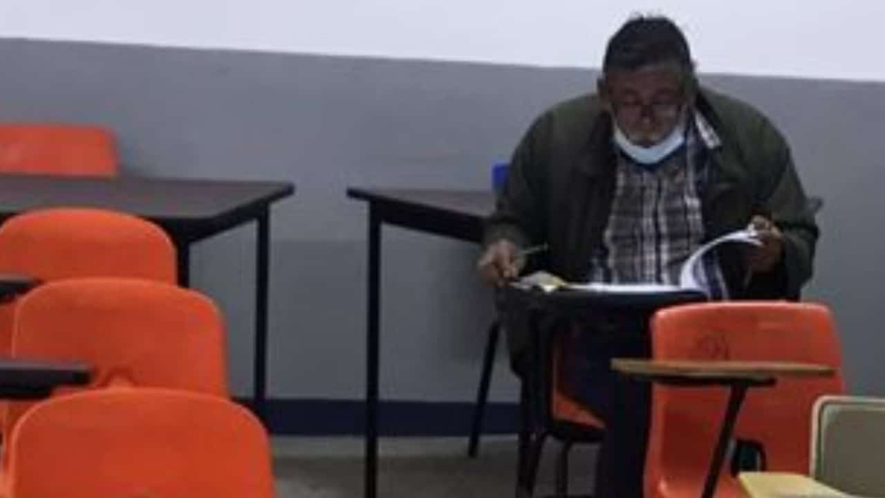 Se viraliza foto de adulto mayor haciendo su examen de admisión ...