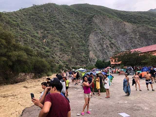 Evacúan a turistas tras desbordarse las grutas de Tolantongo