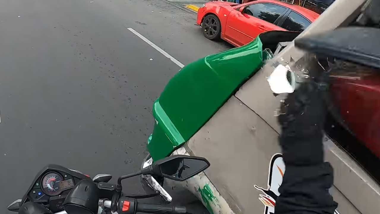 Micro le cierra el paso a motociclista; éste le destroza el espejo retrovisor