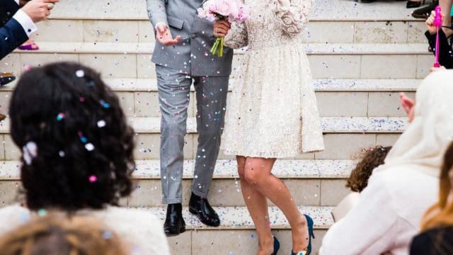 Una pareja de Chicago que envió una factura de $ 240 a sus invitados a la boda 'no llamar, no presentarse' dijo que algunos se han disculpado