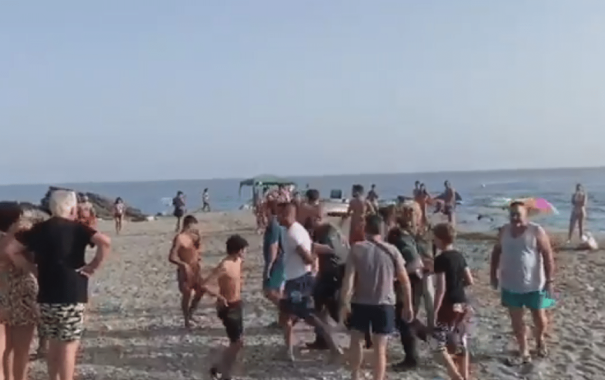Video: Bañistas capturan narcos en playa de España
