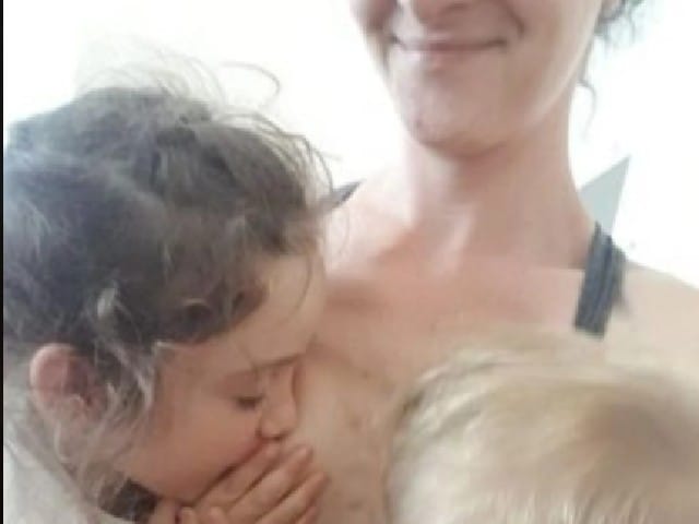 Mujer Amamanta Hijo 4 Años Críticas Lactancia