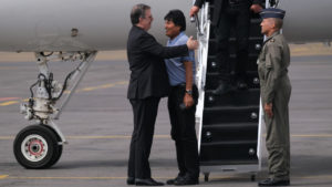 Lanzan proyectil que transportaba Evo Morales