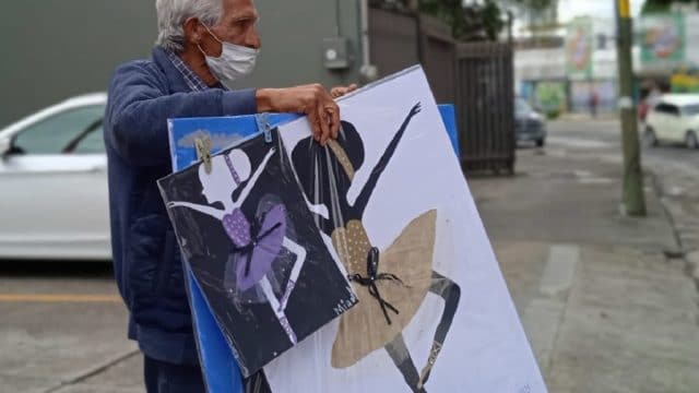 Abuelito vende dibujos de sus nietas para que no les falte nada