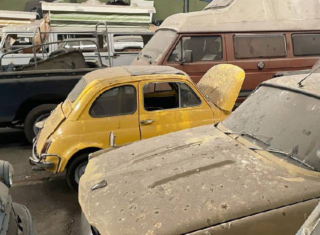 Encuentran una valiosa colección de casi 200 coches clásicos abandonados y los ponen en subasta desde 140 dólares