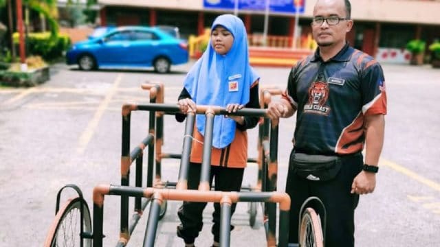 Este profesor de Klang ama tanto a sus alumnos con discapacidad visual que inventó un dispositivo para ayudarlos en los deportes (VIDEO)