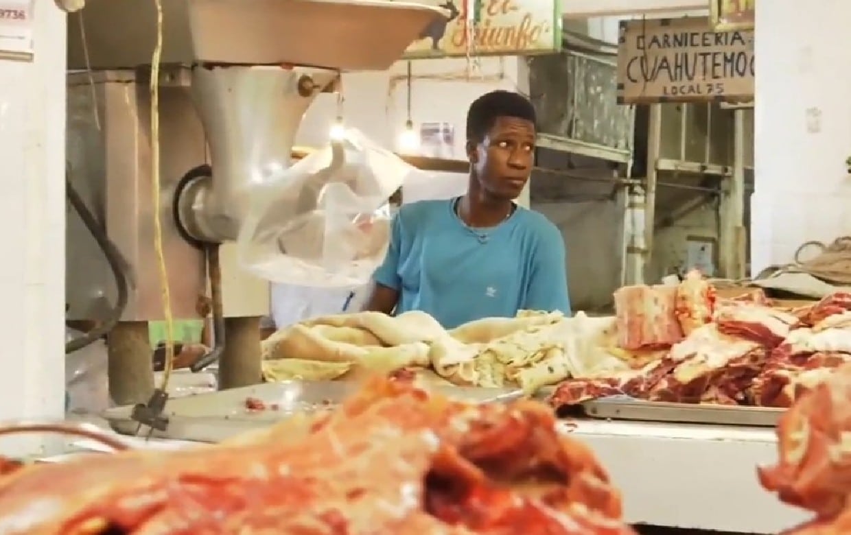 Haitiano desiste en llegar a EU y consigue trabajo como traductor en carnicería de Tapachula, Chiapas