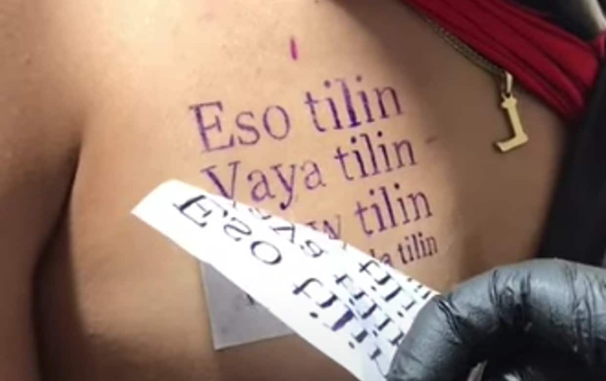 Hombre se tatúa 'eso Tilín' en el pecho y se vuelve viral (video)