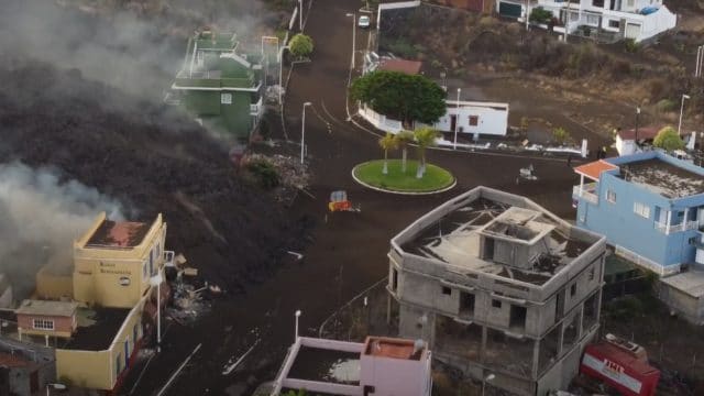 VIDEOS: La lava se traga el último pueblo en La Palma, y toma rumbo al mar
