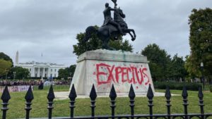 Activistas indígenas vandalizan la estatua de un expresidente de EE.UU. situada frente a la Casa Blanca