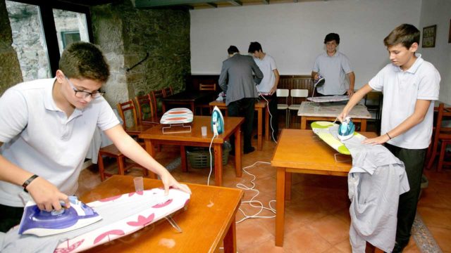 Escuela imparte clases de planchado y cocina a varones
