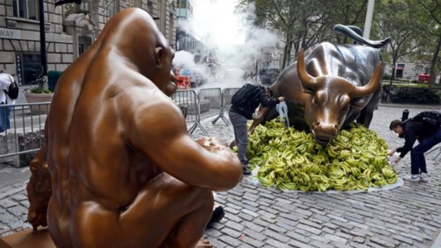 Erigen una estatua del gorila Harambe frente al toro de Wall Street para reflejar la desigualdad social del capitalismo en EE.UU.