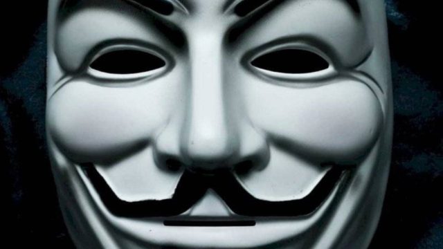 Misteriosos mensajes de Anonymous tras caída de redes sociales