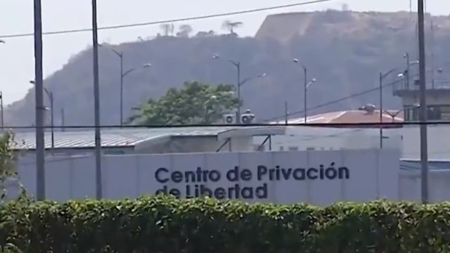 En Ecuador, una mujer espera cabeza de su hijo tras motín en prisión