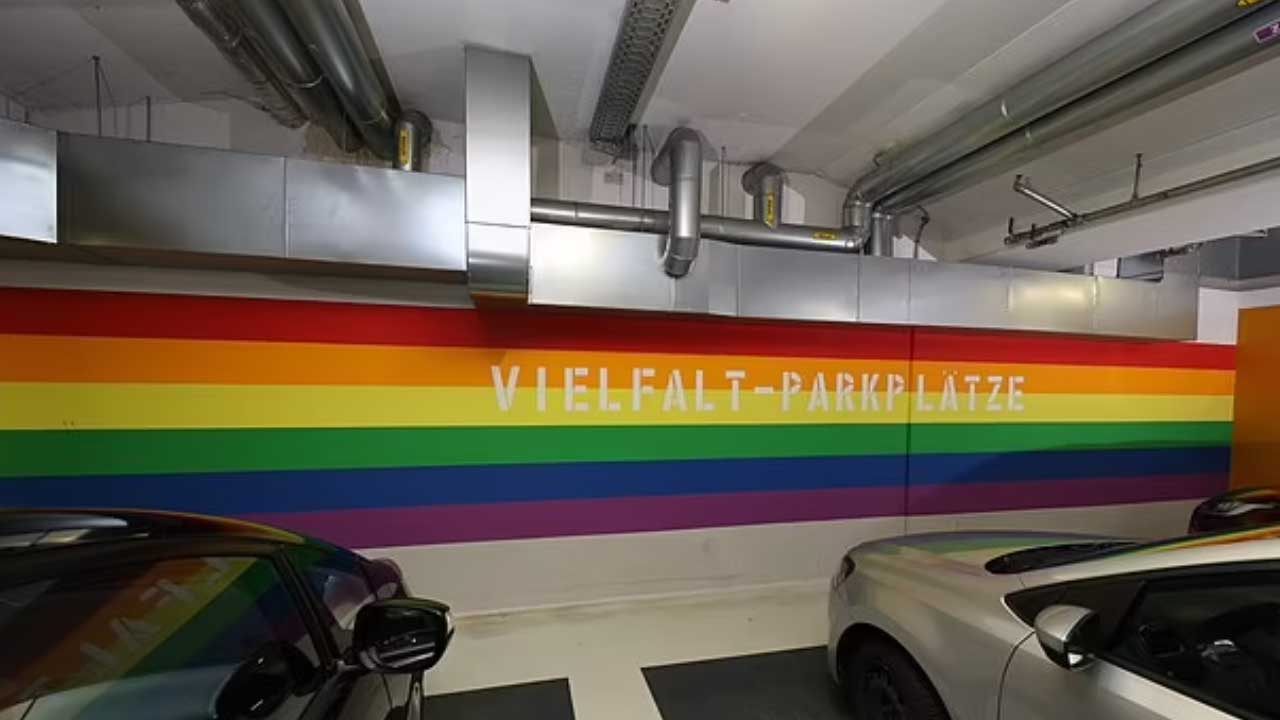 Alemania Revelan cajones de estacionamiento "de diversidad" para