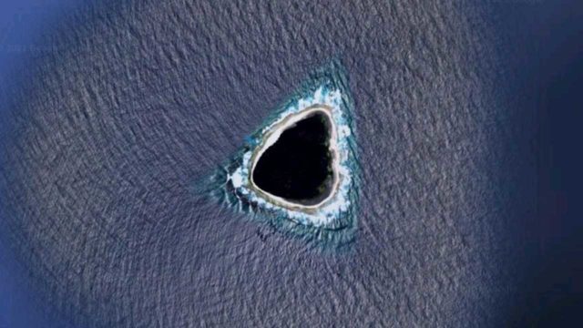 Encuentran agujero negro en medio del oceano en Google Maps