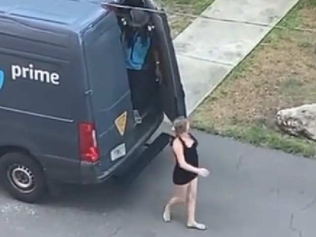 Video exhibe el momento en que una mujer desciende de una camioneta de entregas