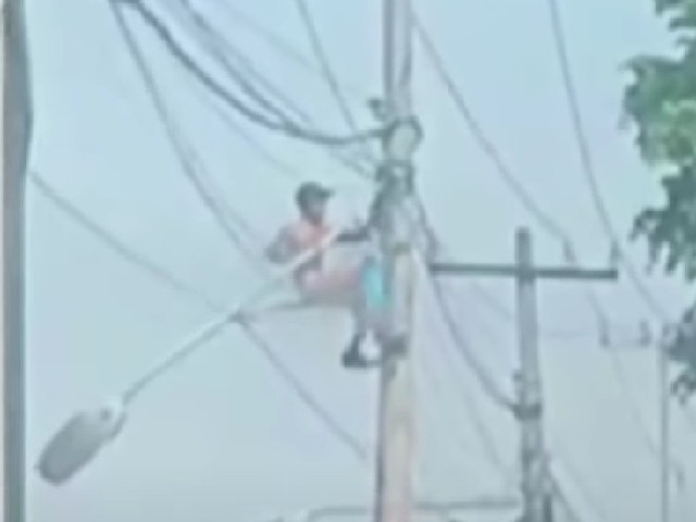 Hombre se sube a poste para robar lámpara de alumbrado público en Tlaquepaque (video)