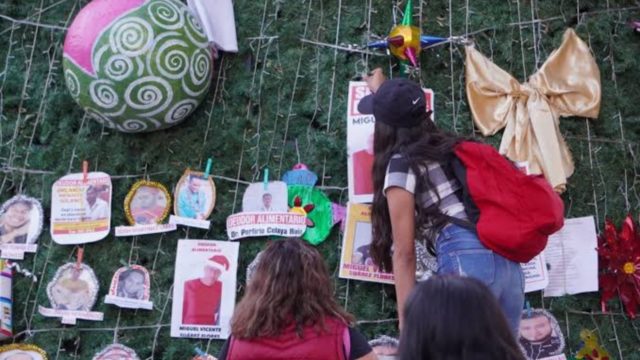 Con imágenes de deudores alimentarios, así decoran mujeres árbol navideño en Oaxaca