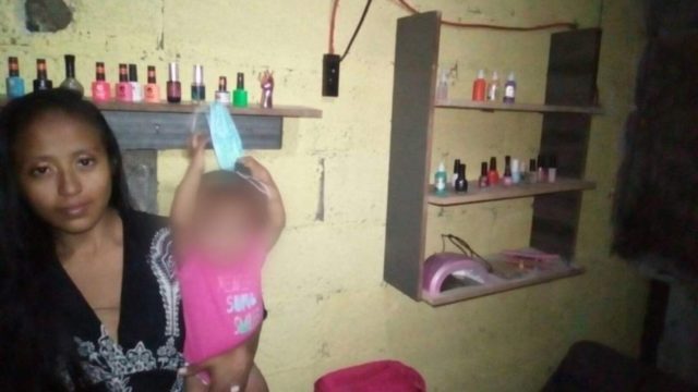 Madre de familia abre salón de uñas para mantener a sus hijas