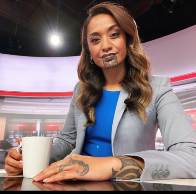 Primera periodista en televisión con tatuaje en el rostro