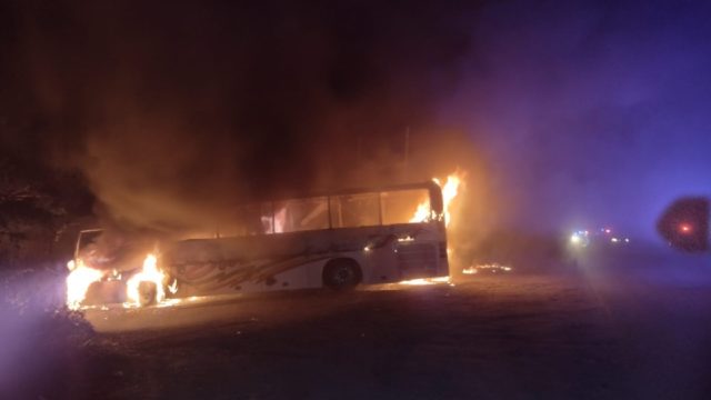 Veracruz: Grupo delincuentes prende fuego a camión; bajan a pasajeros y a conductor