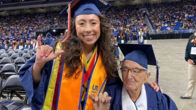 Logro doble: Abuelito se gradúa de la universidad junto con su nieta