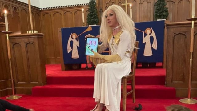 Pastor se viste de drag queen para dar mensaje de amor a niños
