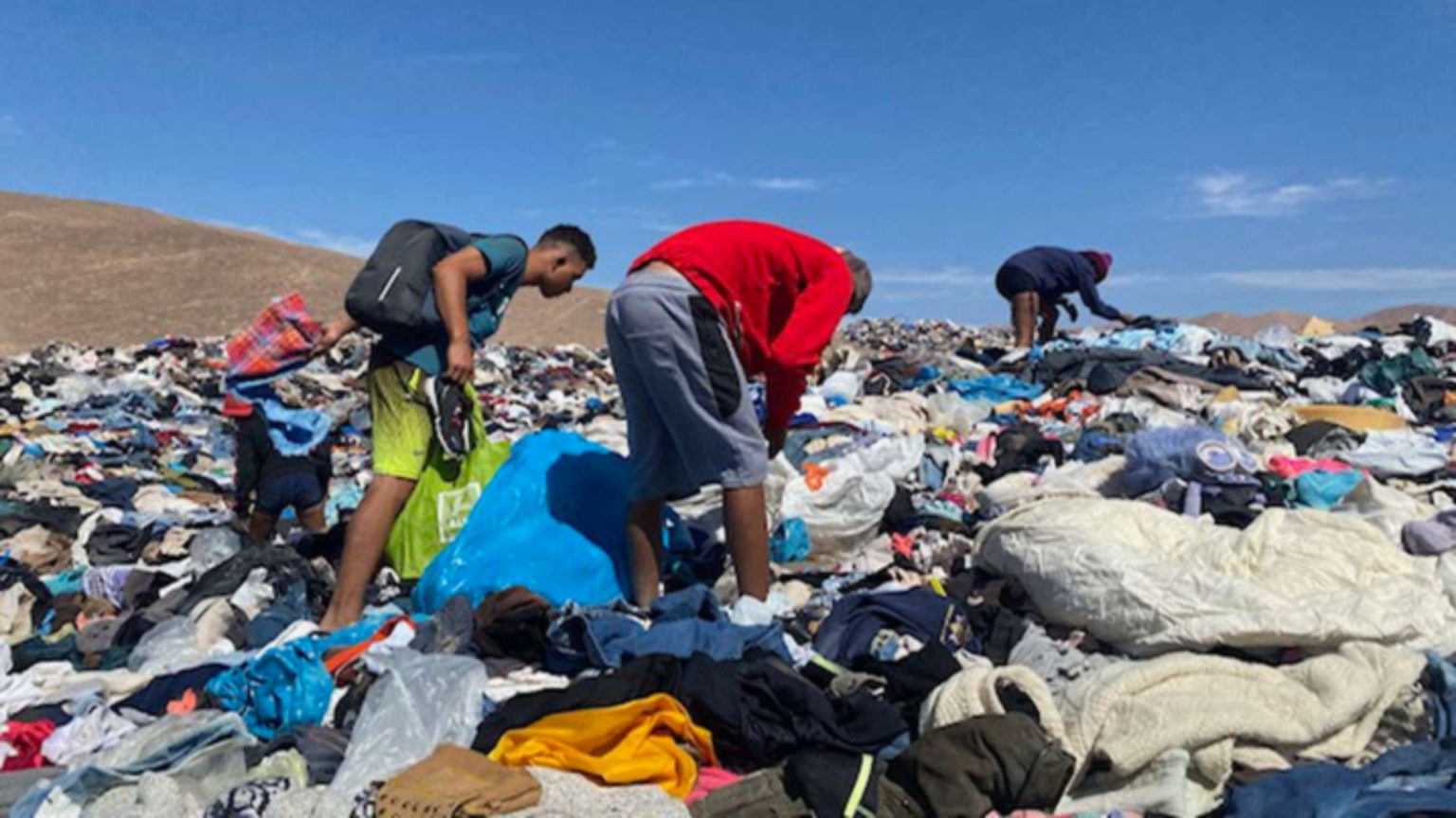 ¿Por qué existen montañas de ropa sin usar en el desierto de Atacama ...
