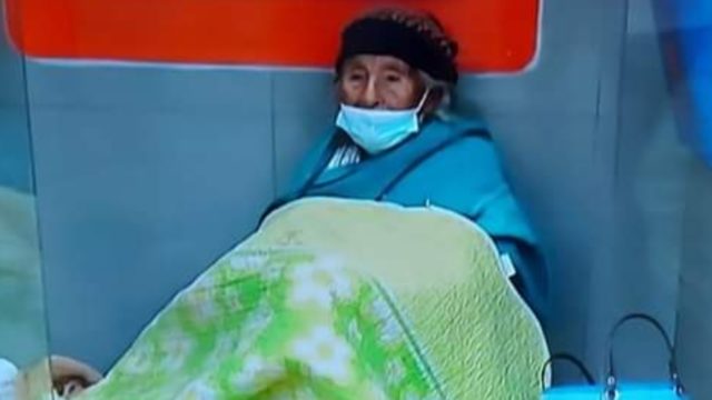 Ancianita duerme en cajero esperando que su hijo regrese por ella y se vuelve viral