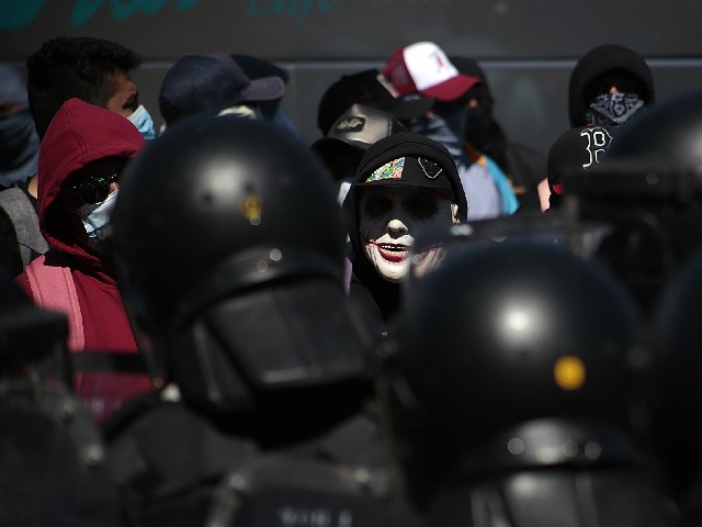 Normalistas de Ayotzinapa se enfrentan contra elementos de GN al intentar tomar caseta de Palo Blanco