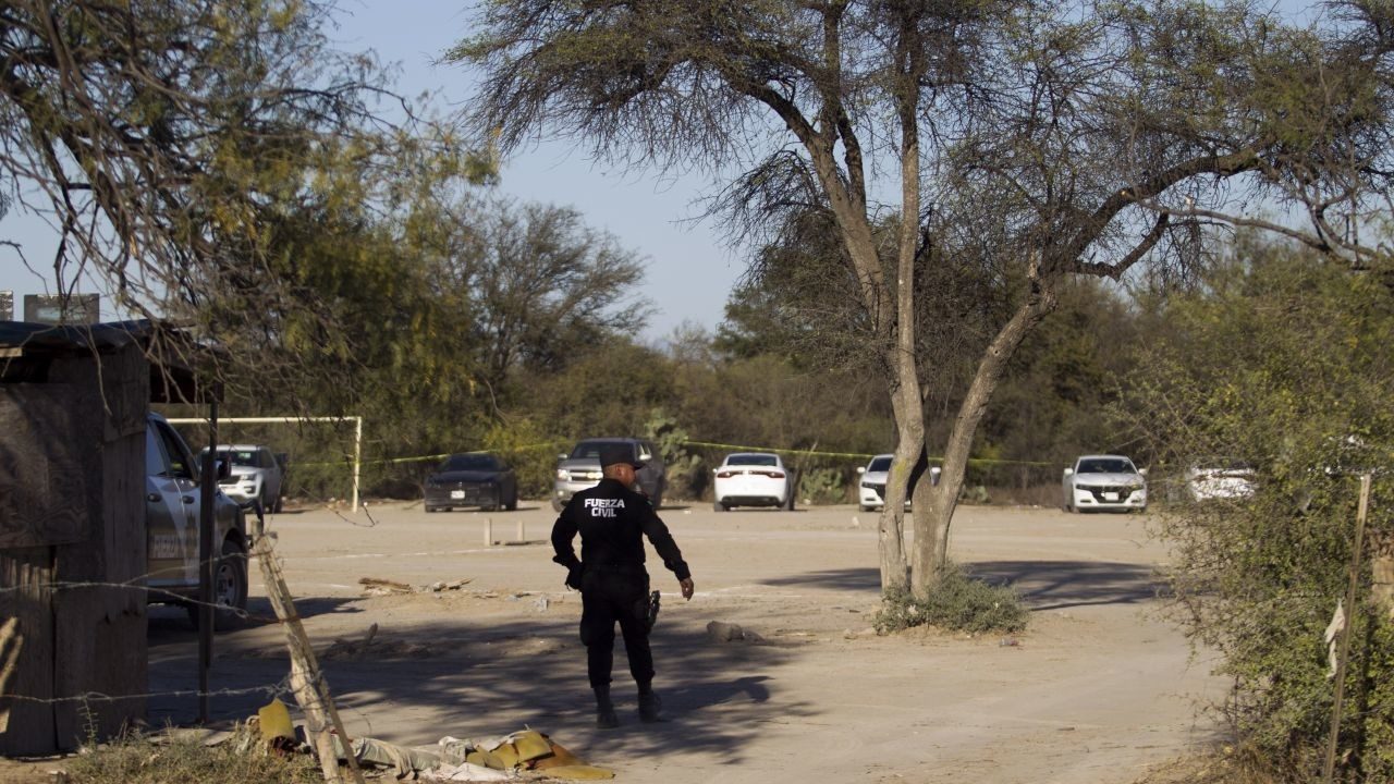 NL: Hallan 9 cuerpos en fosa clandestina usada por capo del Cártel de Sinaloa