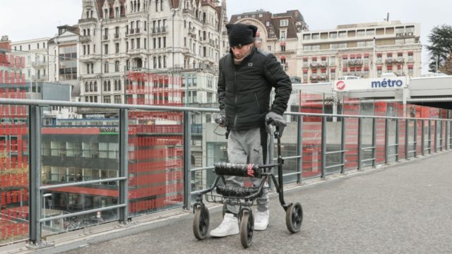 Pacientes parapléjicos vuelven a caminar gracias a implante con inteligencia artificial
