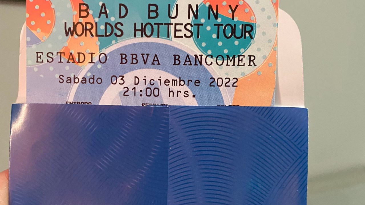 Por comprar boleto para Bad Bunny, mujer manda a buró de crédito a su esposo Plumas Atómicas
