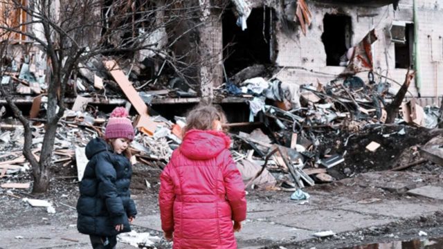niños Ucrania escombros